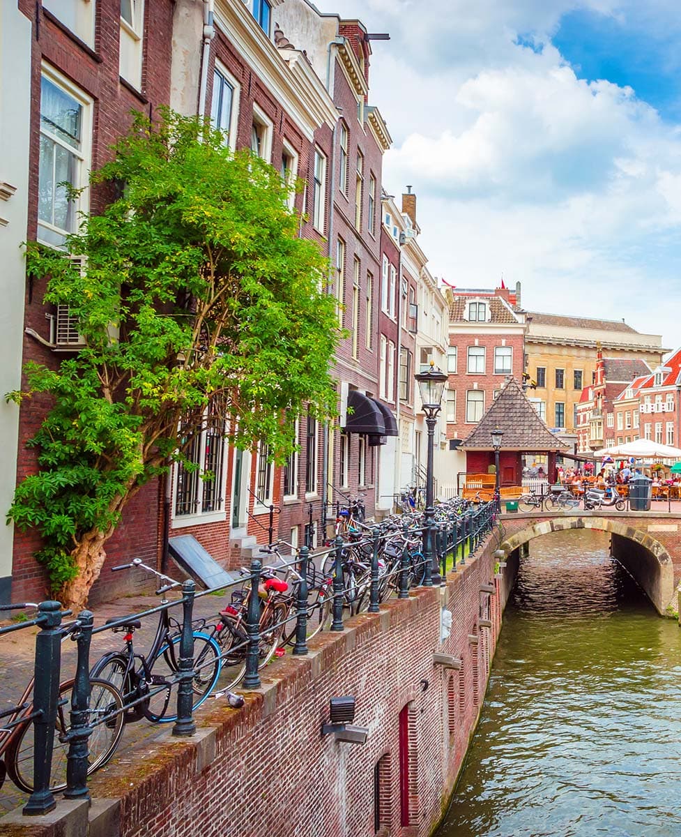 Grachtenpanden met fietsen aan een gracht
